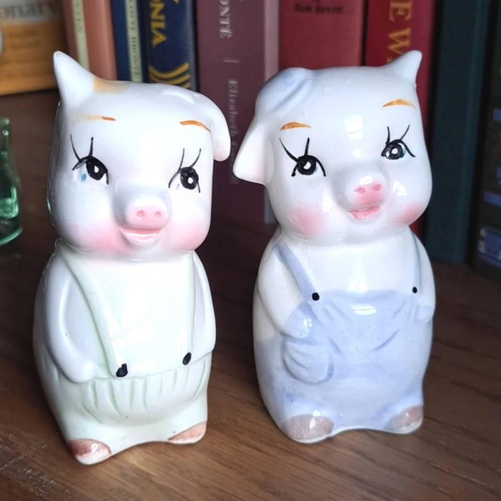 Vtg MCM Pigs Salt & Pepper Shakers Taiwan R.O.C. Original Label Piggies Ceramic
